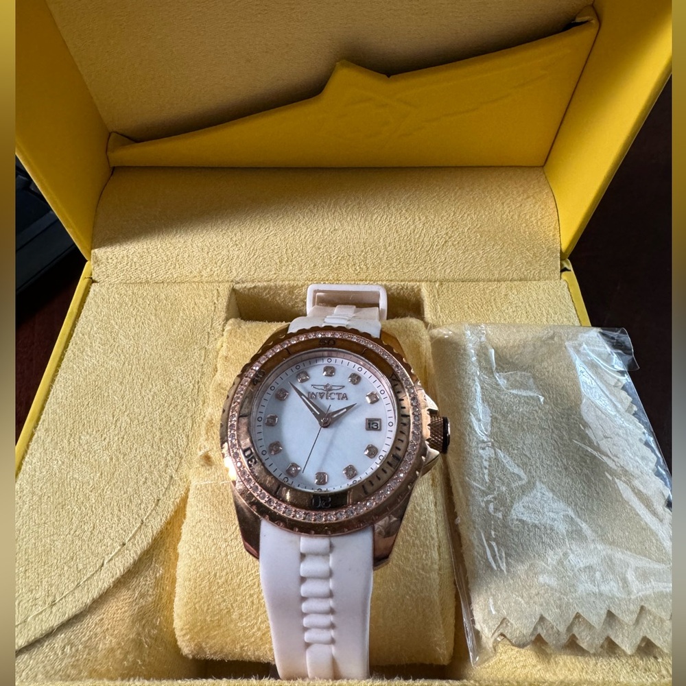 Invicta Watch with white rubber like band. Great condition. 100M,water resistant